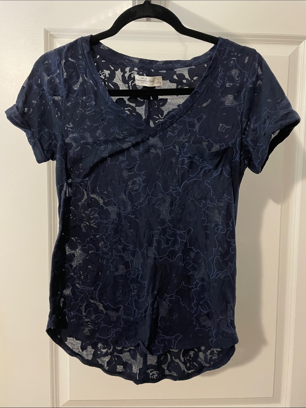 Abercrombie and Fitch Y2K Women's Navy Floral Short-Sleeve Tee
